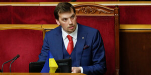 Alexej Gontscharuk sitzt auf einem Platz im Parlament