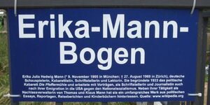Ein Schild erinnert an die Schauspielerin und Schriftstellerin Erika Mann