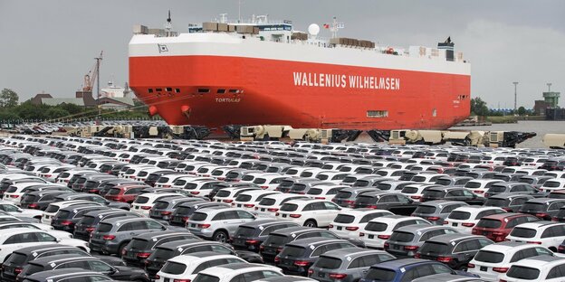 Neuwagen stehen in Bremerhafen zum Export bereit