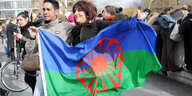Sinti und Roma begehen am 8. April 2012 der Internationalen Tag der Sinti und Roma mit ihrer eigenen Flagge, auf der ein Rad zu sehen ist