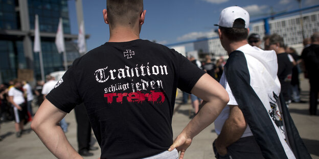 T-Shirt mit Ritterkreuz bei einer Demonstration rechter Gruppierungen
