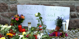 Blumen, Kerzen und ein Zettel: Juden in Halle, wir stehen an eurer Seite!