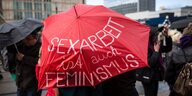 Roter Regenschirm mit der Aufschrift "Sexarbeit ist auch Feminismus"