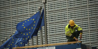 Ein Bauarbeiter arbeitet im Außenbereich des Hauptsitzes der EU-Kommission,