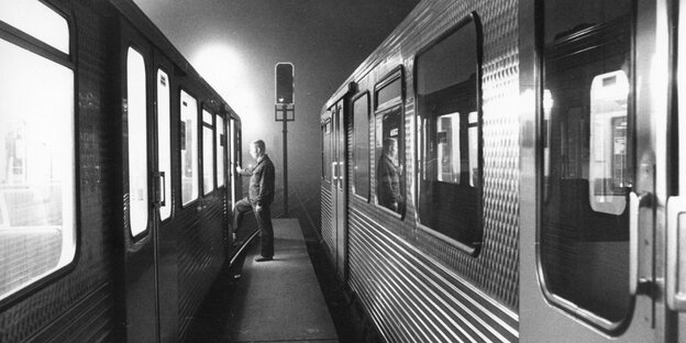 U-Bahn-Waggons werden bei Nacht gewartet