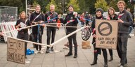 Mitglieder der Berliner Initiative ParkplatzTransform demonstrieren auf dem Klimastreik wie viel Platz ein Auto einnimmt