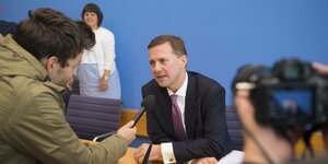 Der Journalist Tilo Jung interviewt Regierungssprecher Steffen Seibert in der Bundespressekonferenz