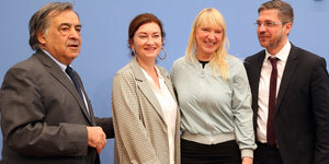 Leoluca Orlando, Miriam Koch, Luise Amtsberg und Mike Schubert stehen vor der blauen Wand im Haus der Bundespressekonferenz.