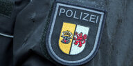 Das Dienstwappen der Polizei Mecklenburg-Vorpommern an der Uniform einer Polizistin.
