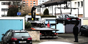 Das Auto des rechten Attentäters R. wird in Hanau von der Polizei abgeschleppt.