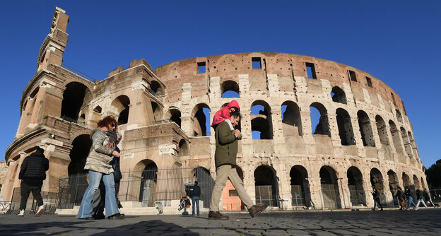 Menschen laufen am Kolosseum in Rom vorbei