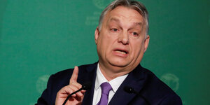 Viktor Orbán an einem Rednerpult