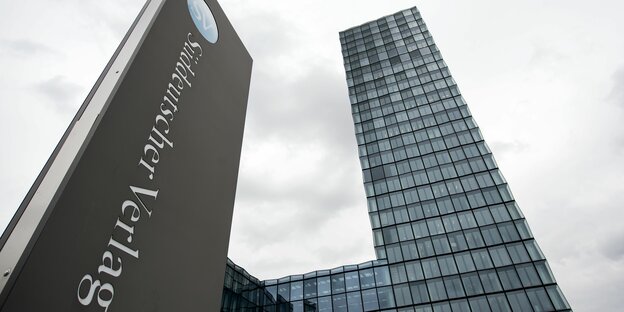 Das gläserne Hochhaus des Süddeutschen Verlages in München, Froschperspektive, Himmel verhangen