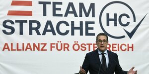 Strache vor Schriftzug "Team Strache"