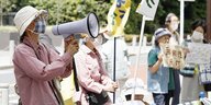 In Tokio protestieren Japaner gegen die Wiederaufbereitungsanlage für Plutonium in Rokkasho