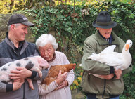 Alte und Tiere auf dem Senioren-Bauernhof