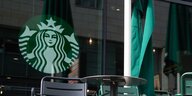 Starbucks-Logo an der Scheibe