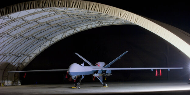 Eine US-Drohne vom Typ Reaper steht in einem Hangar. Eine US-Drohne vom Typ Reaper steht in einem Hangar.
