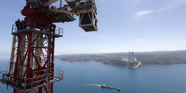 Die Brückenpfeiler der dritten Bosporus-Brücke. Die Brückenpfeiler der dritten Bosporus-Brücke.