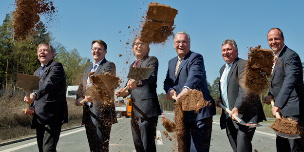 Verkehrsminister Dobrindt beim Spatenstich der A6