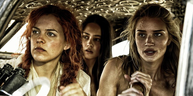 Szene aus Mad Max mit drei Frauen Szene aus Mad Max mit drei Frauen