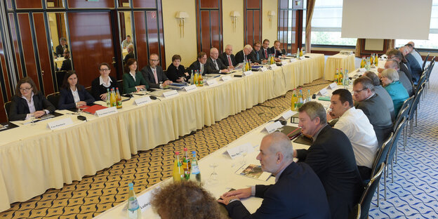 Langer Tisch mit vielen Menschen bei Tarifverhandlung Langer Tisch mit vielen Menschen bei Tarifverhandlung