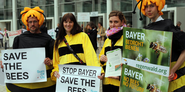 Protest gegen Bienensterben vor der Bayer-Hauptversammlung.Kölner Protest gegen Bienensterben vor der Bayer-Hauptversammlung.Kölner