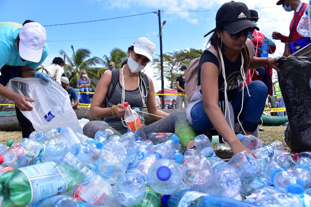 Menschen bereiten Barrieren mit Plastikflaschen vor