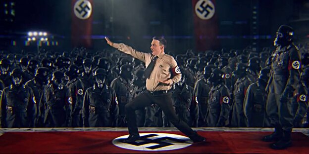 Hitler in Kung-Fu-Bewegung vor einer Nazi-Versammlung Hitler in Kung-Fu-Bewegung vor einer Nazi-Versammlung