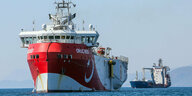 Ein Schiff, das in den Nationalfarben der Türkei angestrichen ist, ankert im Mittelmeer
