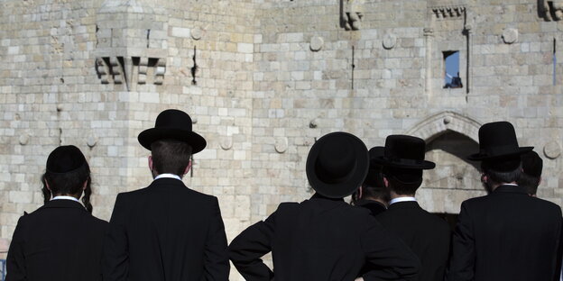 Männer stehen an den Treppen zum Damaskustor in Jerusalem Männer stehen an den Treppen zum Damaskustor in Jerusalem