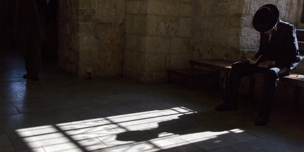 Ein Haredim mit einem Gebetsbuch Ein Haredim mit einem Gebetsbuch