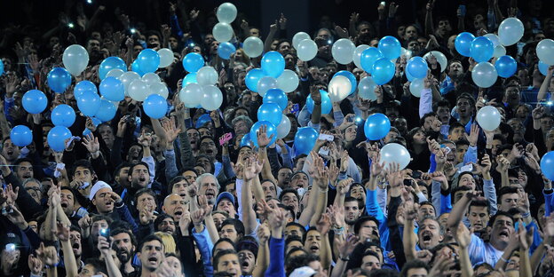 Fußballfans aus Buenes Aires mit Luftballons. Fußballfans aus Buenes Aires mit Luftballons.