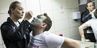 Alexej Nawalny mit blauem Gesicht wird von seiner Frau Yulia nach einem Anschlag in Moskau behandelt