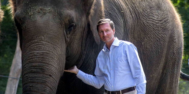 Zoodirektor Knieriem mit Elefanten. Zoodirektor Knieriem mit Elefanten.