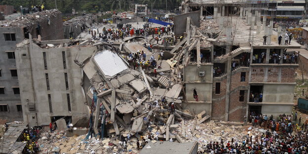 Das eingestürzte Fabrikgebäude „Rana Plaza“ Das eingestürzte Fabrikgebäude „Rana Plaza“