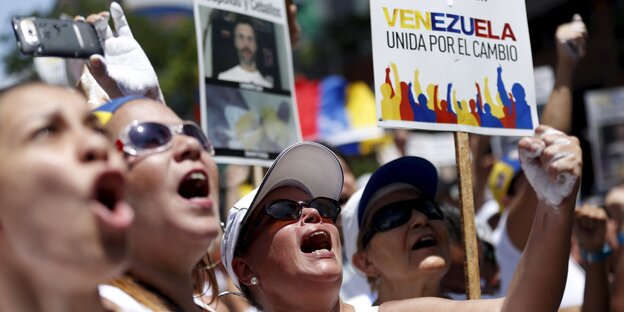 Demonstrantinnen in Venezuelas Hauptstadt Caracas Demonstrantinnen in Venezuelas Hauptstadt Caracas