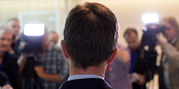 AfD-Politiker Bernd Lucke vor Fotografen AfD-Politiker Bernd Lucke vor Fotografen