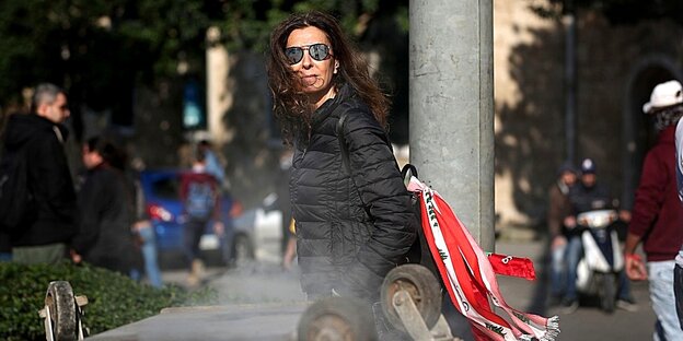 Eine Frau mit libanesischer Flagge und Sonnenbrille