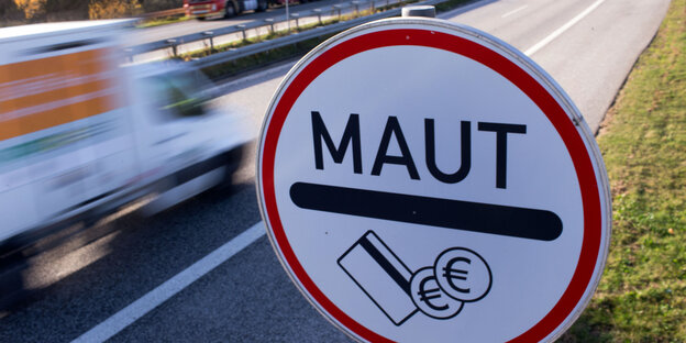 Schild mit Aufschrift Maut an Autobahn Schild mit Aufschrift Maut an Autobahn