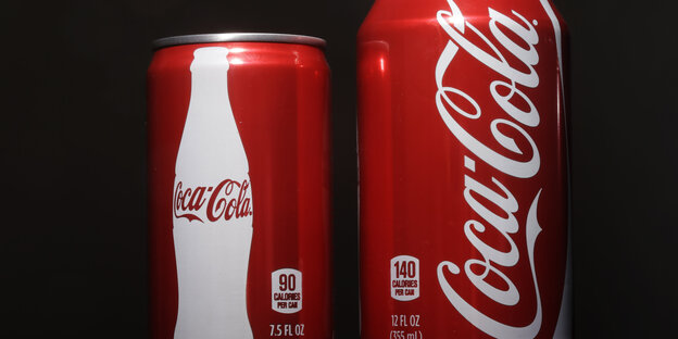 Zwei Coca-Cola-Dosen Zwei Coca-Cola-Dosen