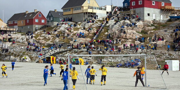 Fußballerinnen spielen in Illulisat/Westgrönland, im Hintergrund Häuser Fußballerinnen spielen in Illulisat/Westgrönland, im Hintergrund Häuser