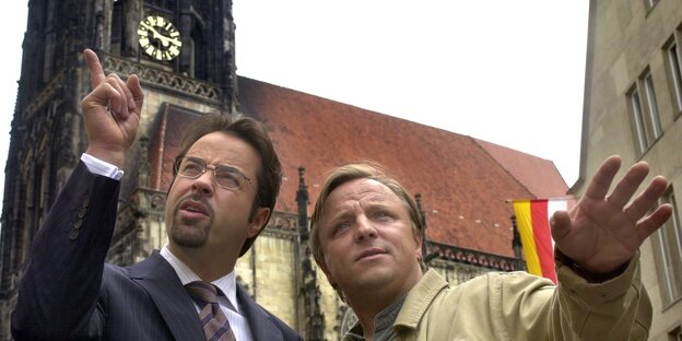 zwei Männer vor einer Kirche zwei Männer vor einer Kirche