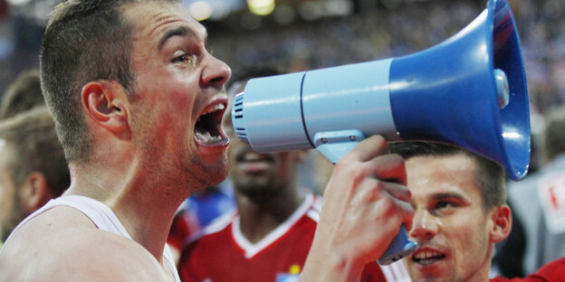 Der Fußball-Spieler Pierre-Michel Lasogga mit Megafon Der Fußball-Spieler Pierre-Michel Lasogga mit Megafon