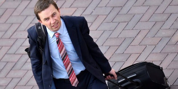 Bernd Lucke mit einem Rollkoffer Bernd Lucke mit einem Rollkoffer