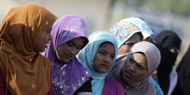 Fünf Rohingya-Frauen mit Schleier. Fünf Rohingya-Frauen mit Schleier.
