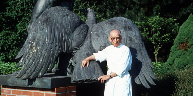 Arno Breker, der „Hofbildhauer Hitlers“, im Garten vor einer Skulpturen. Arno Breker, der „Hofbildhauer Hitlers“, im Garten vor einer Skulpturen.