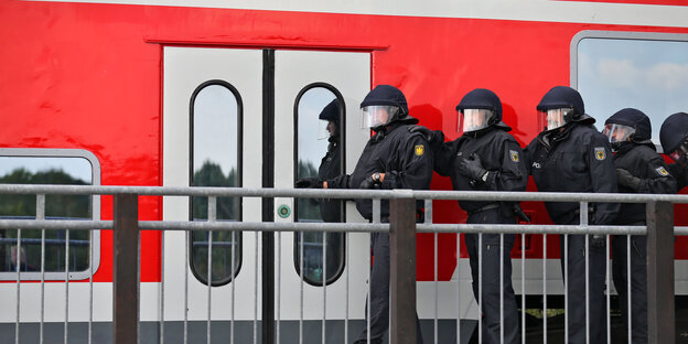 Bundespolizisten stehen bei einer Übung vor einem Zug. Bundespolizisten stehen bei einer Übung vor einem Zug.