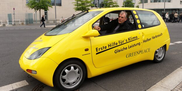 Das Dreiliterauto Smile von Greenpeace vor dem Bundeskanzleramt Das Dreiliterauto Smile von Greenpeace vor dem Bundeskanzleramt