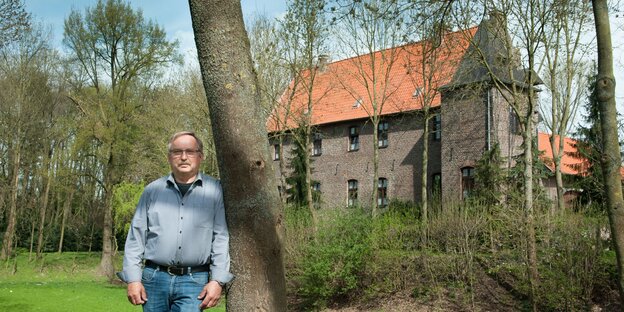 Wilfried Lörkens vor der Wasserburg Wilfried Lörkens vor der Wasserburg